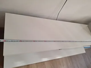 Mueble de salón blanco y cristal