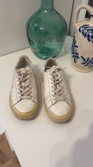 Zapatillas Veja blancas y rosas