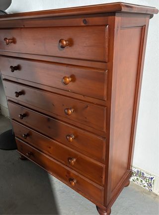 Cómoda de madera .