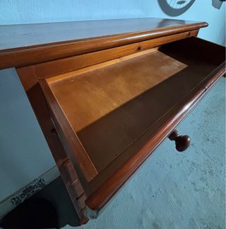 Cómoda de madera .