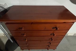 Cómoda de madera .