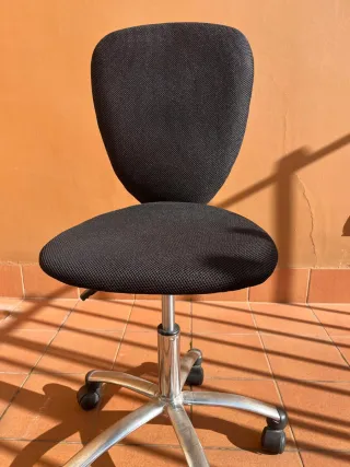 Silla de oficina negra con base metálica