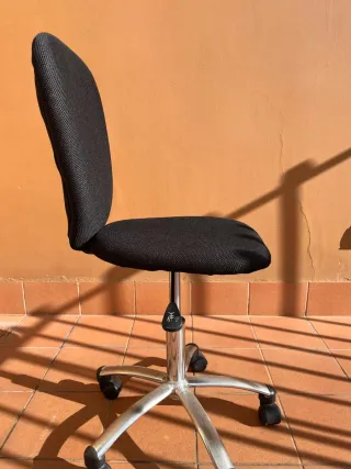 Silla de oficina negra con base metálica