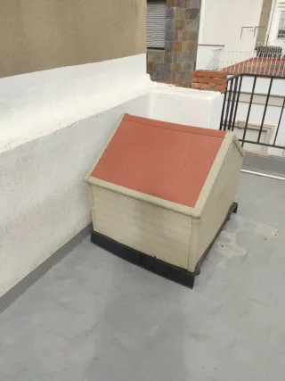 Caseta para perro de plástico.