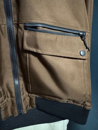 Chaqueta marrón con capucha