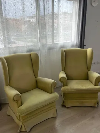 Dos sillones verdes de tela