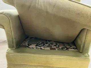 Dos sillones verdes de tela