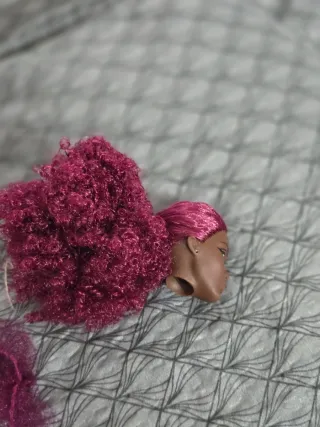 Cabeza Barbie Negra Pelo Fucsia no lleva pendiente