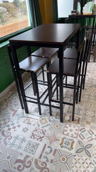 Tavoli alti e sedie da bar con schienale