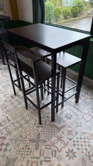 Tavoli alti e sedie da bar con schienale