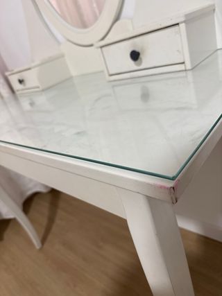 Tocador blanco con espejo ovalado