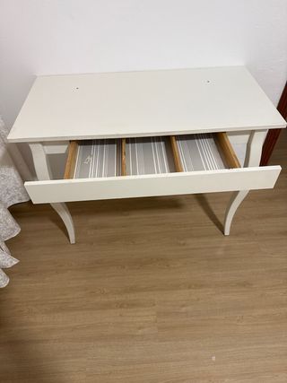 Tocador blanco con espejo ovalado