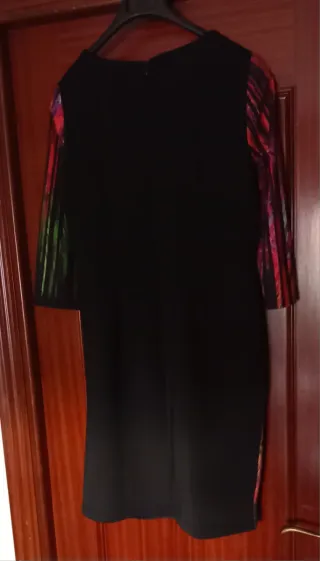 Elegante vestido estampado en rayas verticales.