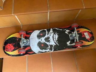 Monopatín Skate Calavera modelo XLT 3108.