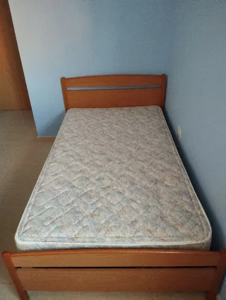 Cama de madera con colchón