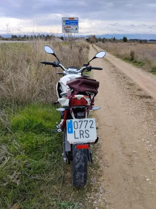 Macbor 125 Naked Roja y Blanca