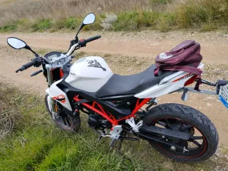 Macbor 125 Naked Roja y Blanca