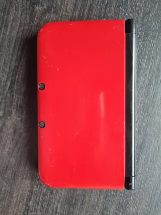 Nintendo 3DS XL Roja con su cargador original.