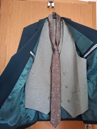 Traje de novio verde. Usado solo unas horas! Ofert