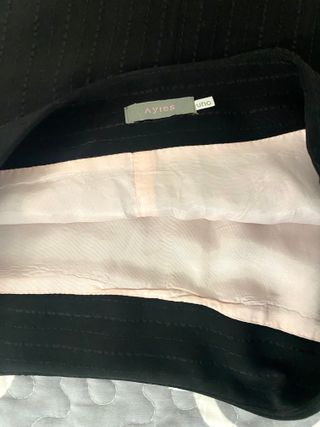 Falda midi negra con rayas verticales