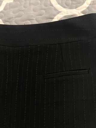 Falda midi negra con rayas verticales