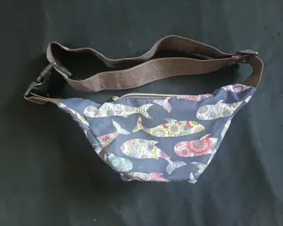 Riñonera juvenil Hongu estampado ballenas