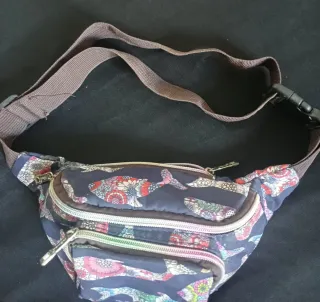 Riñonera juvenil Hongu estampado ballenas