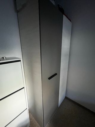 Armario juvenil gris y blanco