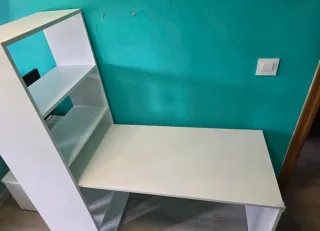 Escritorio blanco con estanterías