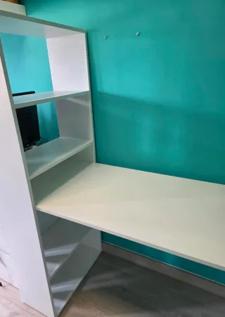 Escritorio blanco con estanterías