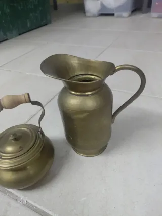 Jarra y tetera de bronce
