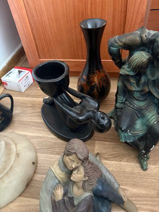Figuras y jarrón decorativos