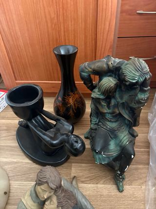 Figuras y jarrón decorativos