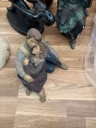 Figuras y jarrón decorativos