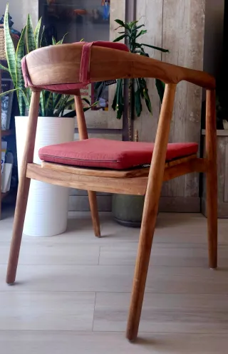 2 sedie norrene in legno e tessuto rosso