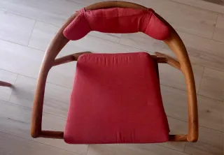 2 sedie norrene in legno e tessuto rosso