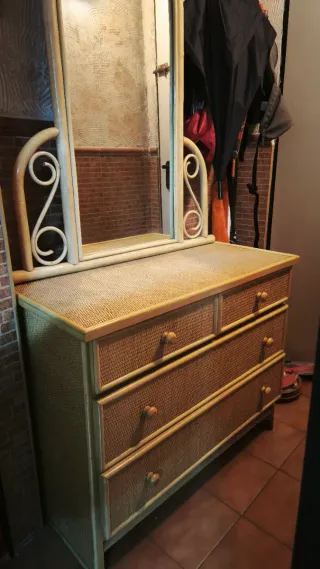 Cómoda y espejo de mimbre y bambú