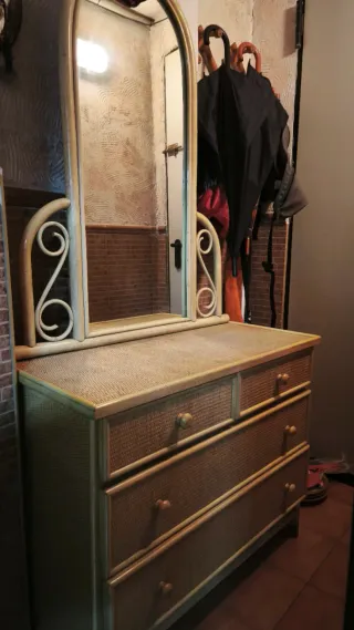 Cómoda y espejo de mimbre y bambú