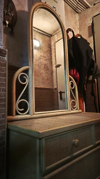 Cómoda y espejo de mimbre y bambú