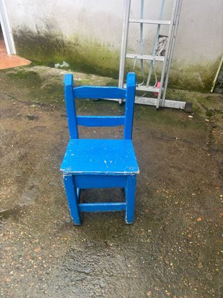 Silla de madera azul antigua