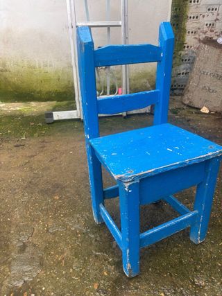 Silla de madera azul antigua