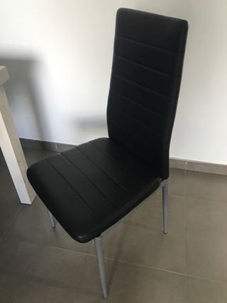 4 Sillas de comedor negras y plateadas.
