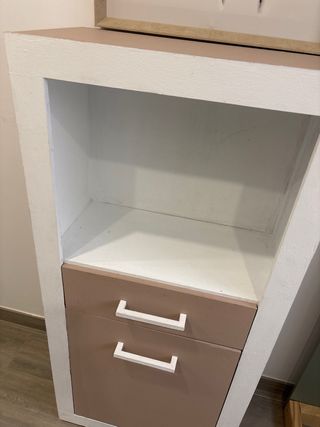 Mueble auxiliar rosa y blanco