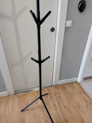 Perchero de pie negro