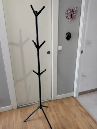 Perchero de pie negro