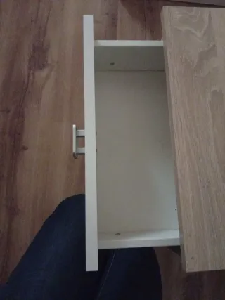 Mesitas de noche blancas y madera.