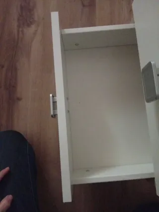 Mesitas de noche blancas y madera.