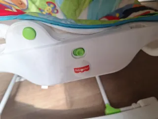 Silla mecedora para bebé con diseño de animales