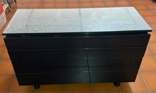 Cómoda negra con tapa de cristal