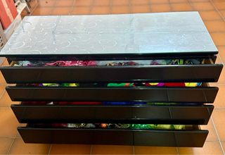 Cómoda negra con tapa de cristal